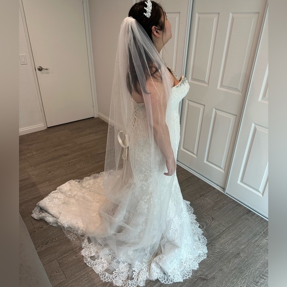 NWT David’s Bridal Scalloped Sparkle Cathedral Veil In Ivory - Picture 9 of 10